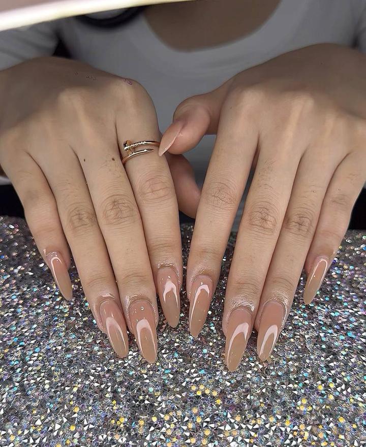 Nude minimalist nails